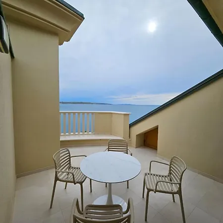 Luxury Beachfront - Breges Apartman *